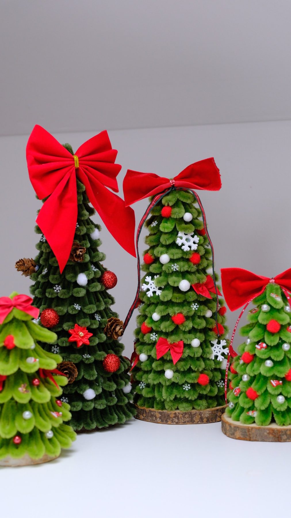 Handgemachte Chenille-Weihnachtsbäume mit Samtschleifen