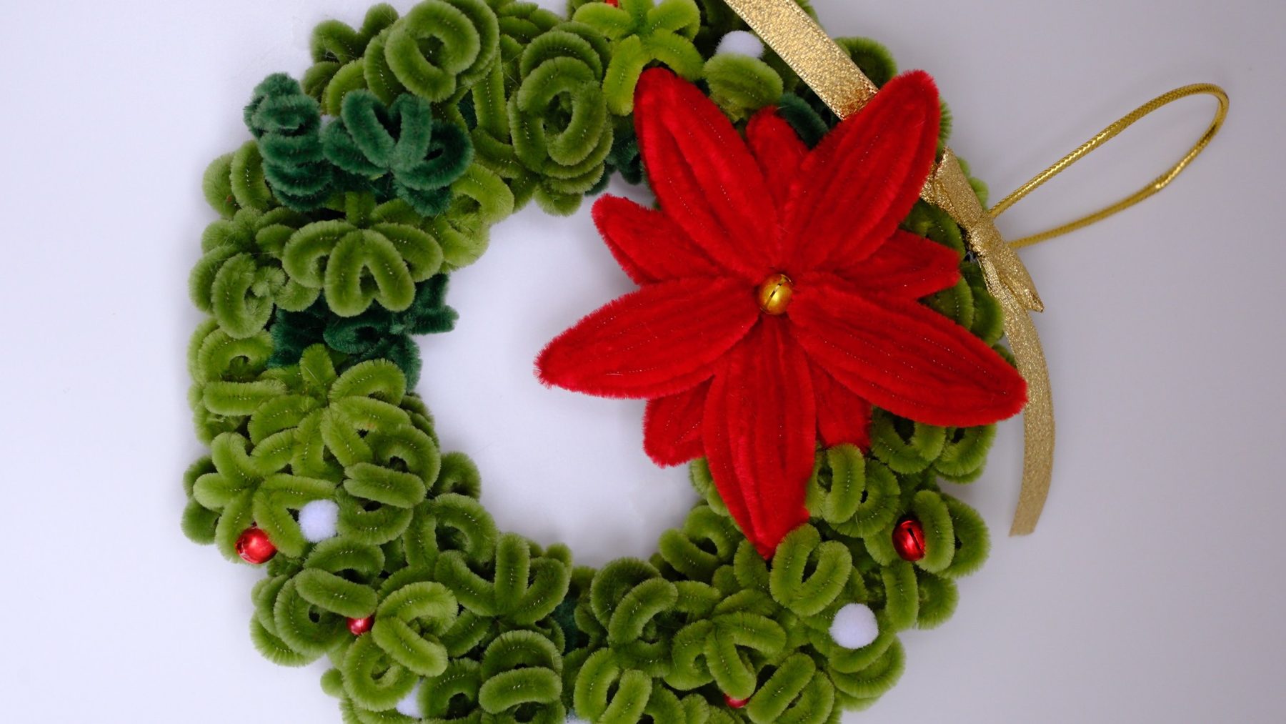 Schlaufenkranz mit großem rotem Chenille-Weihnachtsstern und goldenem Band